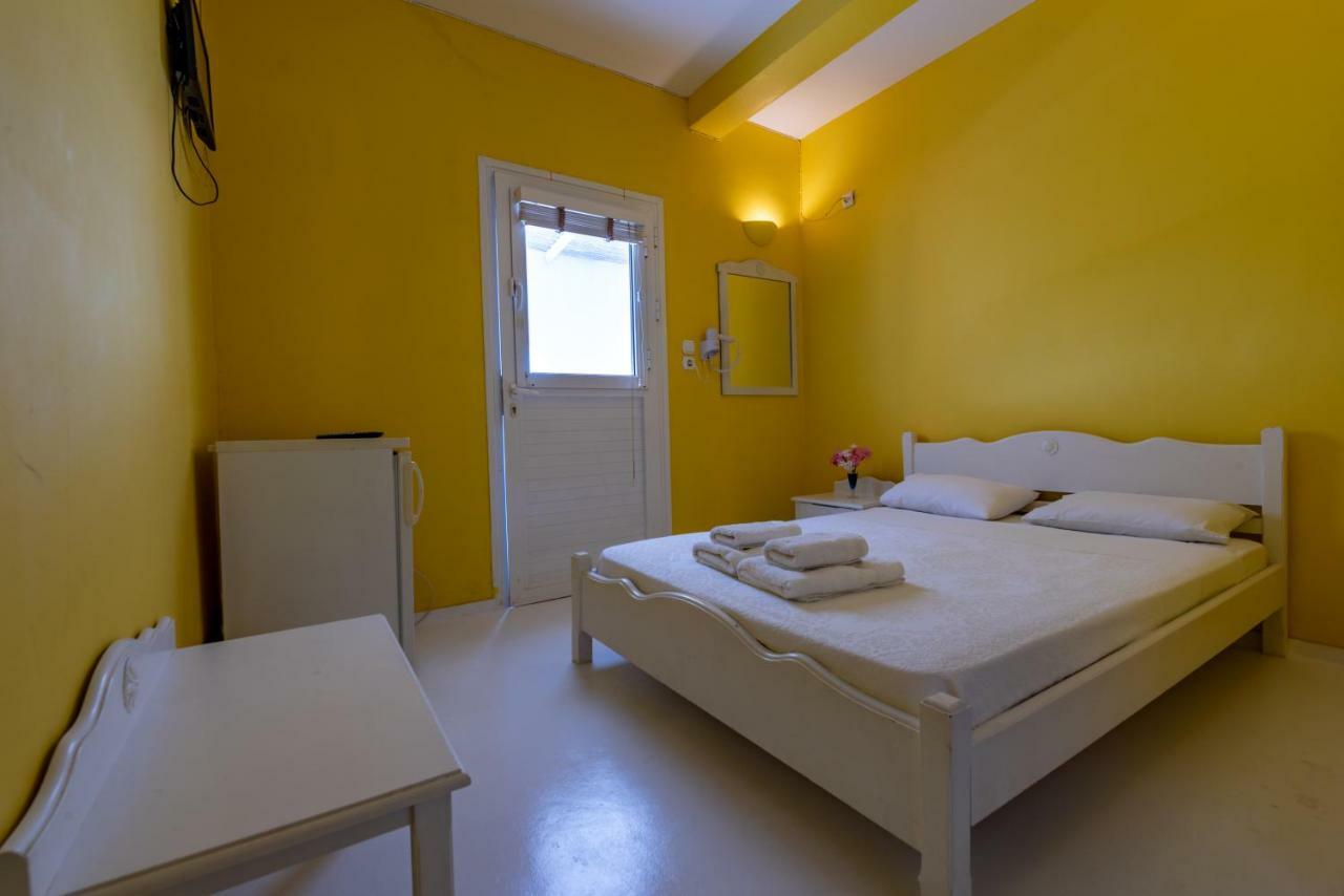 Kymothoi Rooms & Pool Bar Gavrio Exterior photo